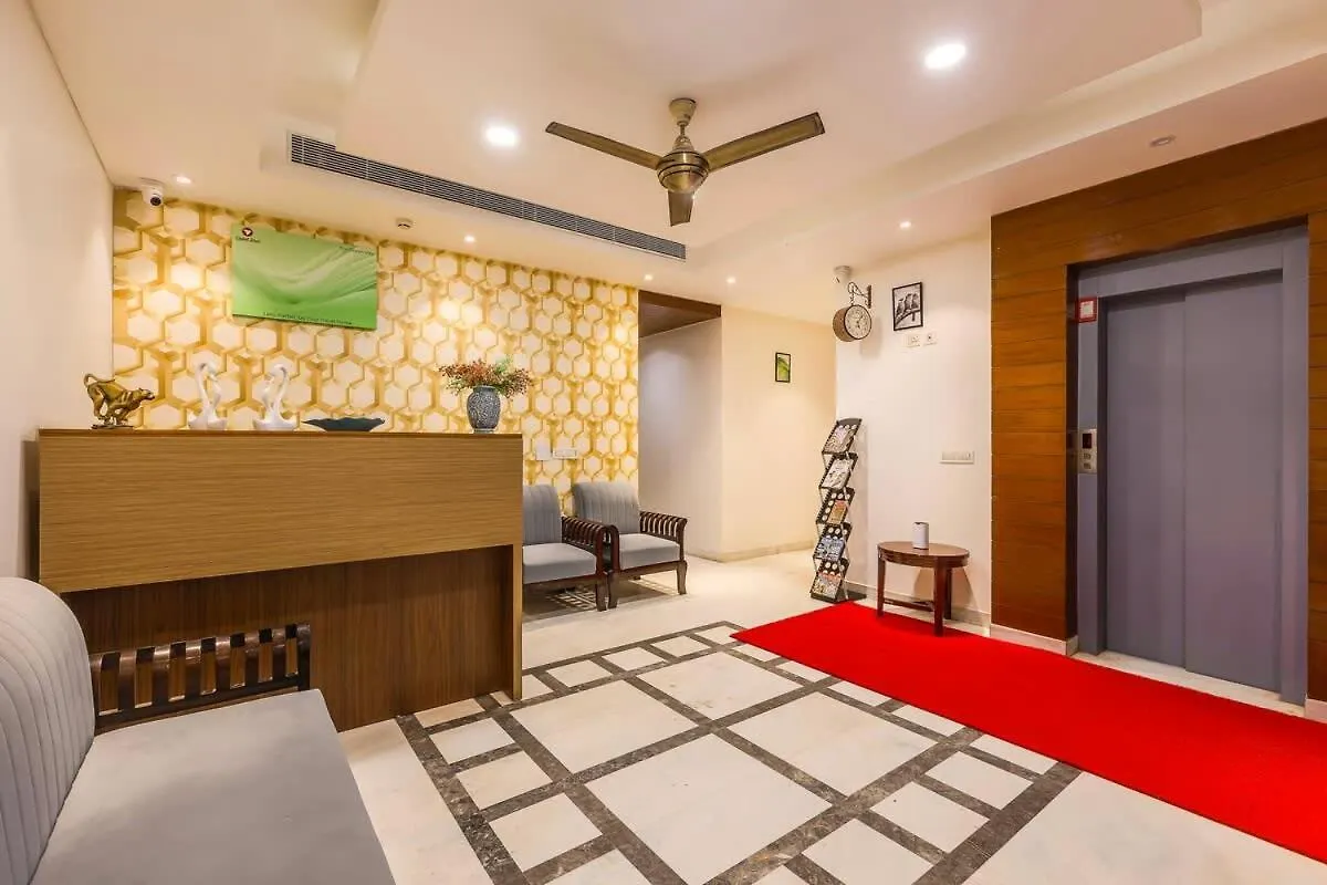 Green Retreat Apartments With Garden Γκουργκάον